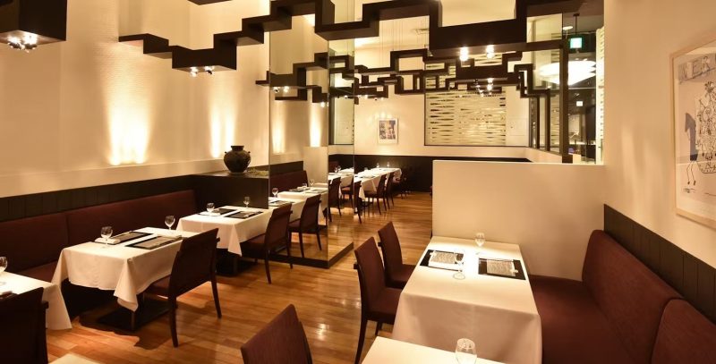 梅田 なだ万茶寮の店内