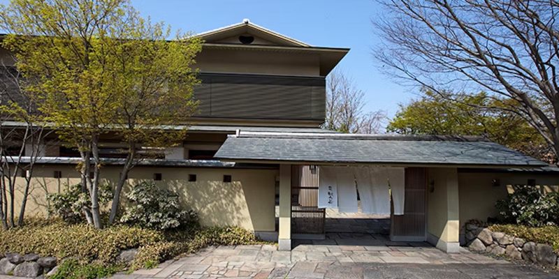 桜坂 観山荘の外観