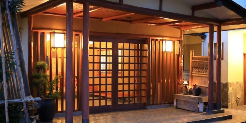 料亭 かも川 本館の外観